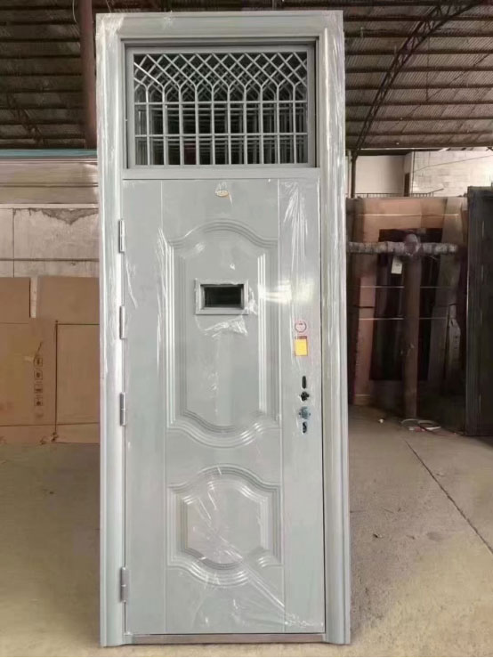 布尔津学校教室门