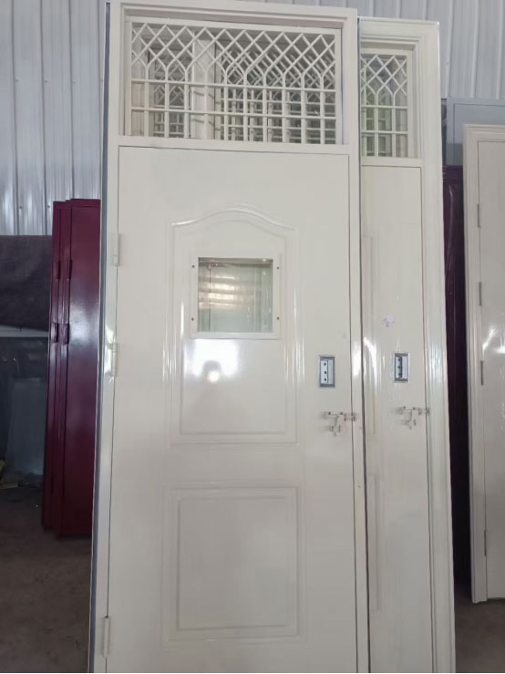 布尔津学校教室门