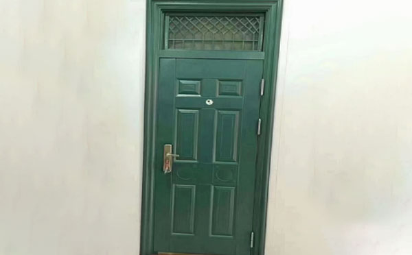 布尔津学校教室门