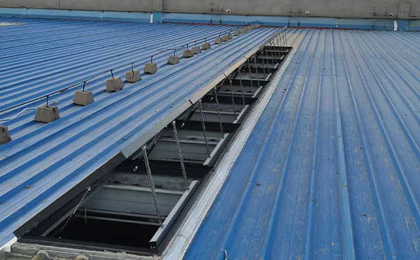 某城市大型商业综合体中庭布尔津排烟窗工程