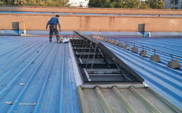 某区域性物流仓储中心布尔津排烟窗系统安装项目